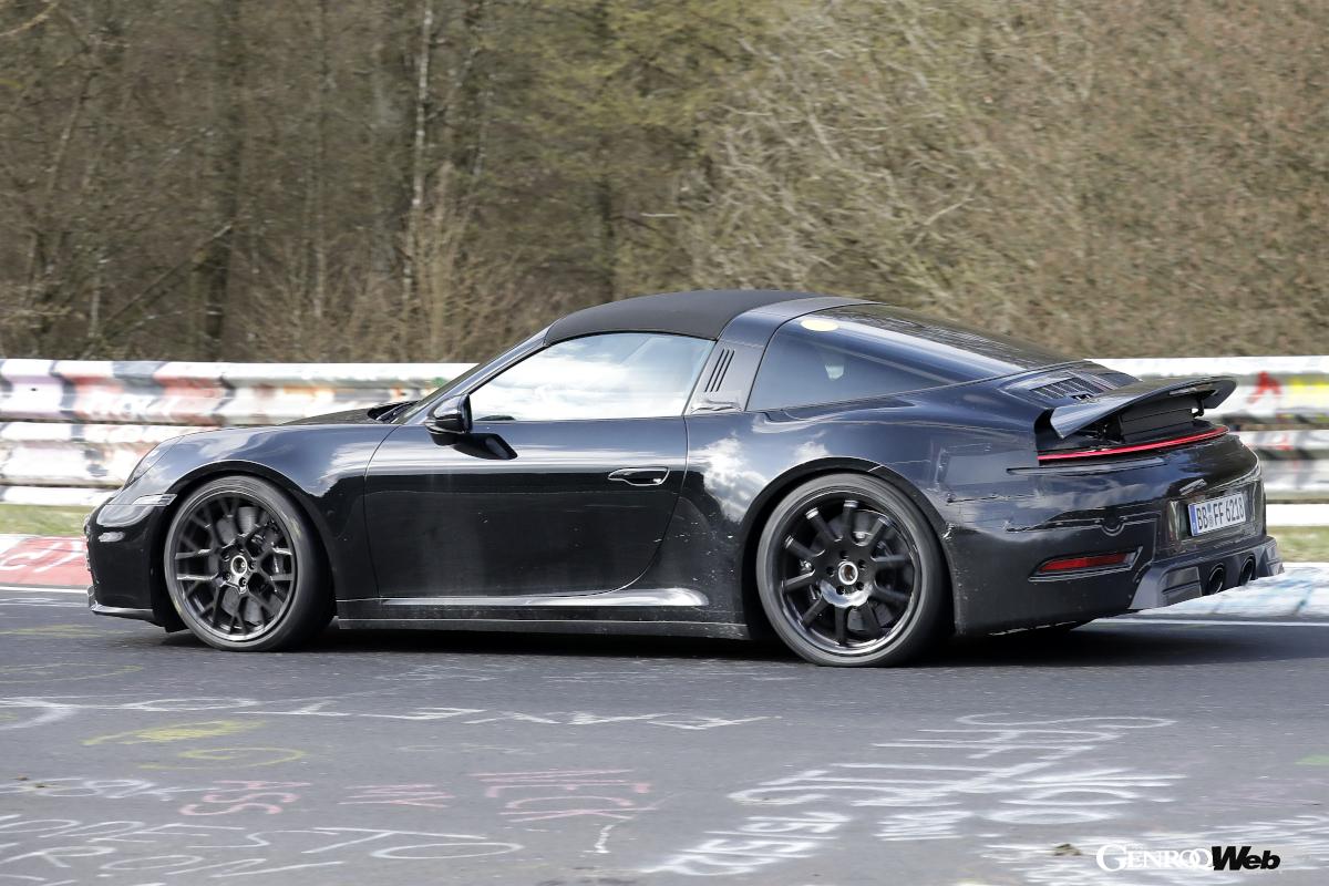 リヤバンパーとエア・アウトレットのカモフラージュが厳重そうだ