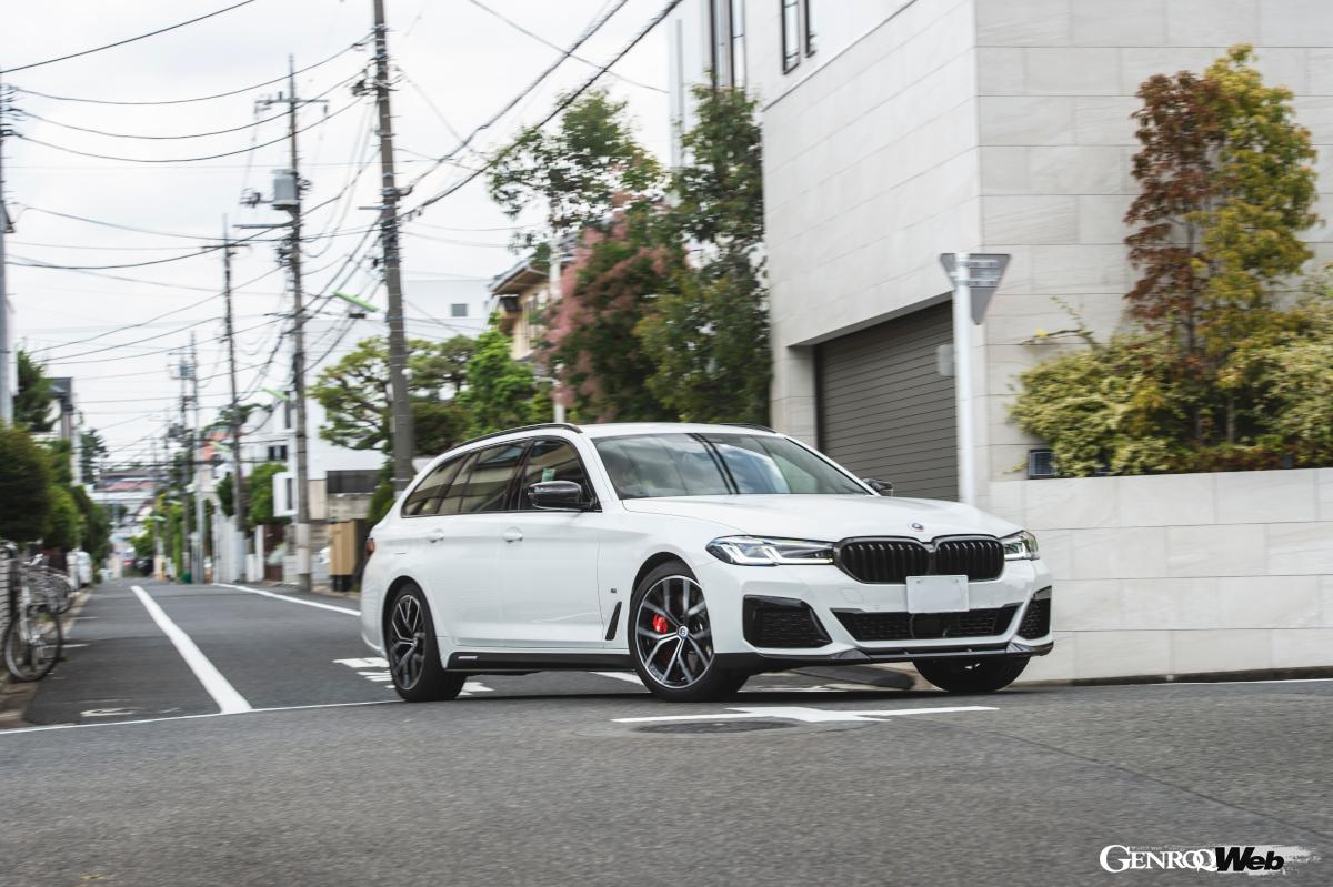 閑静な住宅街を走行中の523d xDriveツーリング。購入から2年。オーナーは徐々に馴染む愛車に満足していた。