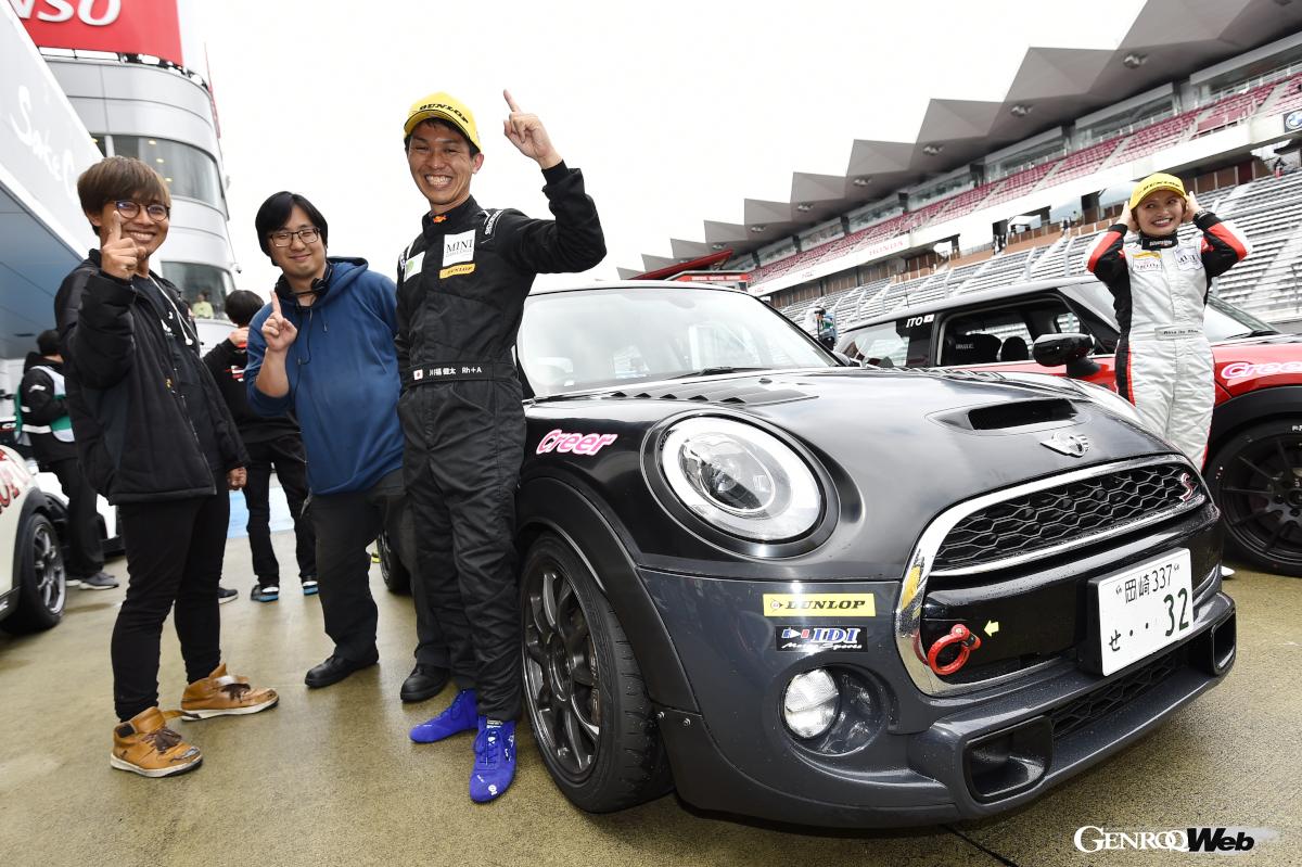 「M2 CS レーシング」はBMW純正パーツを装着していることもあって、市販車を扱うメカニックが十分に整備ができるレーシングカーだ。整備のための作業環境も揃い、車両をメンテナンスするプロのメカニックもいるBMW正規ディーラーが参戦しやすいレースである。