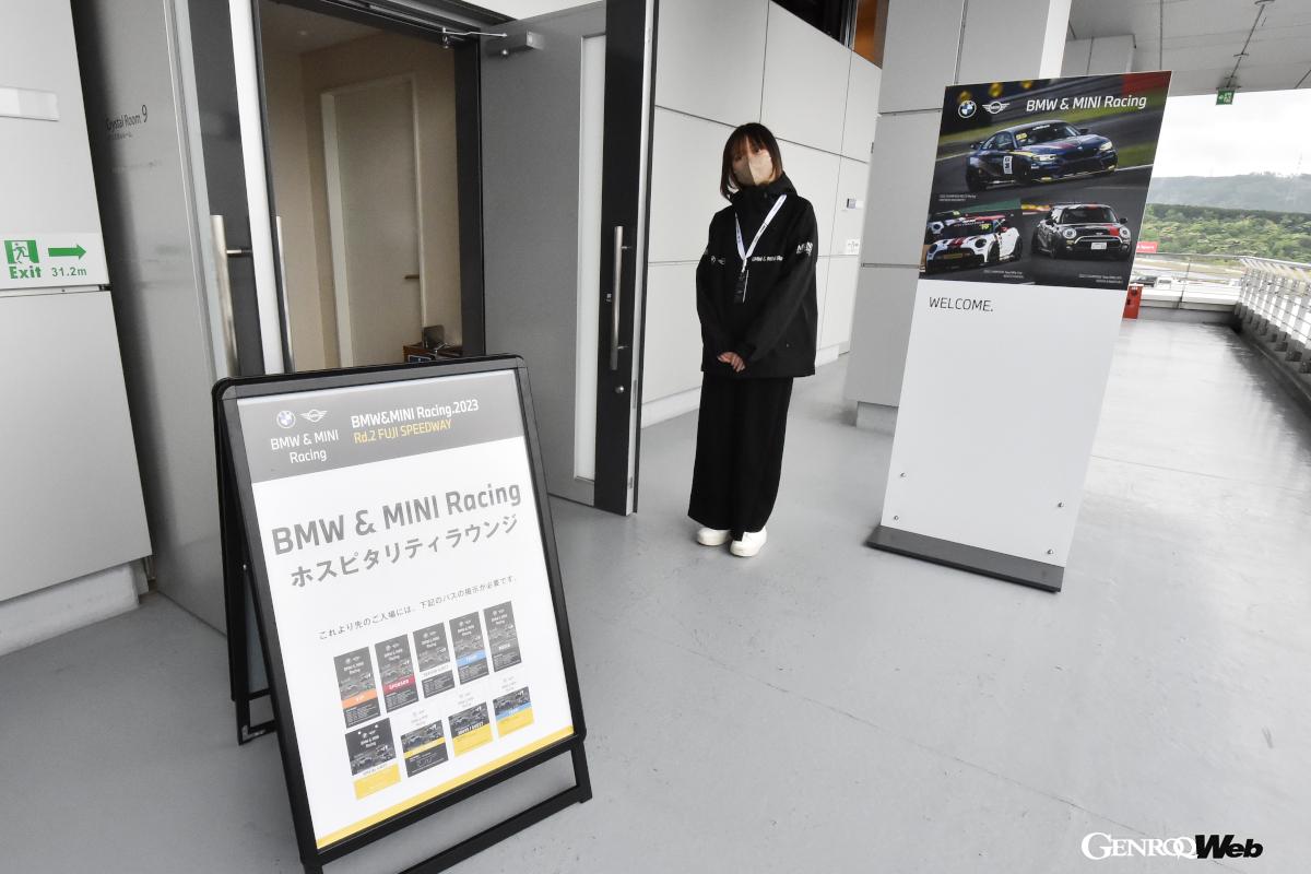 ホスピタリティブースでは、レースにあまり興味のない方やお子様も、ゆっくりとくつろげる。Mパフォーマンスパーツや新型モデルの展示なども行われている。