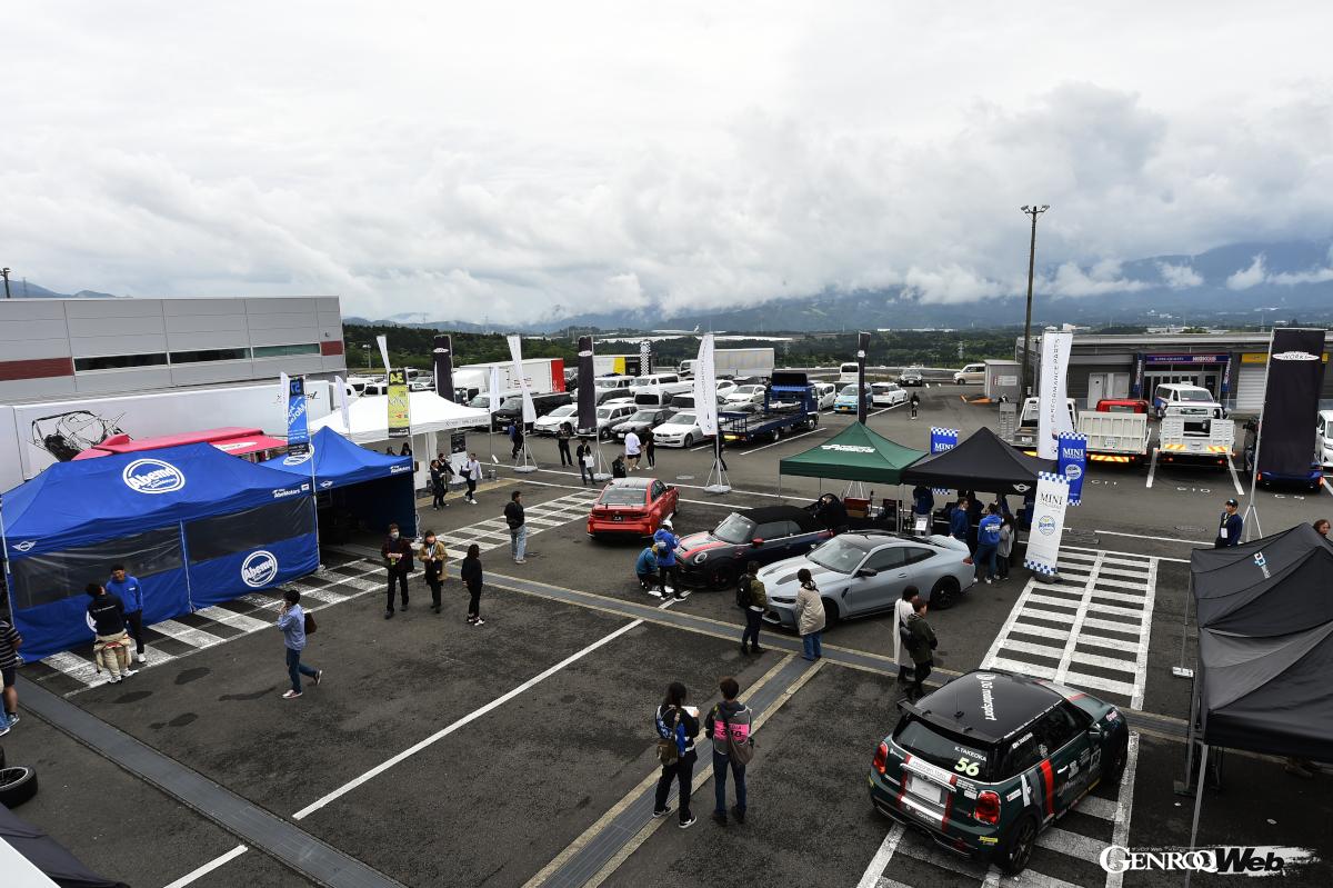 アマチュアドライバーが走ることでレースを身近に感じられ、その過酷なレース環境に使われるのが純正パーツであることはBMWの頑強さを示すことになるだろう。それらを実体験してもらうべく、愛車でサーキットを走行するパレードランや、ピット作業の見学も実施している。