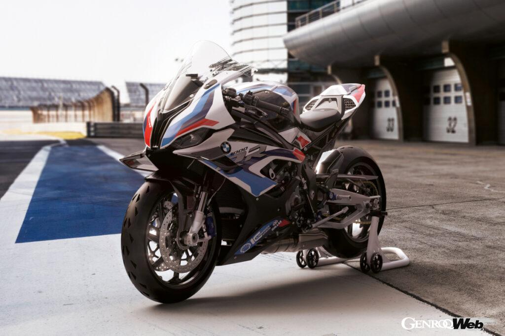 M1000RRは、ウインカー内蔵のバックミラーとテールランプユニットなどを取り外すことで簡単にレース仕様へと変身する。