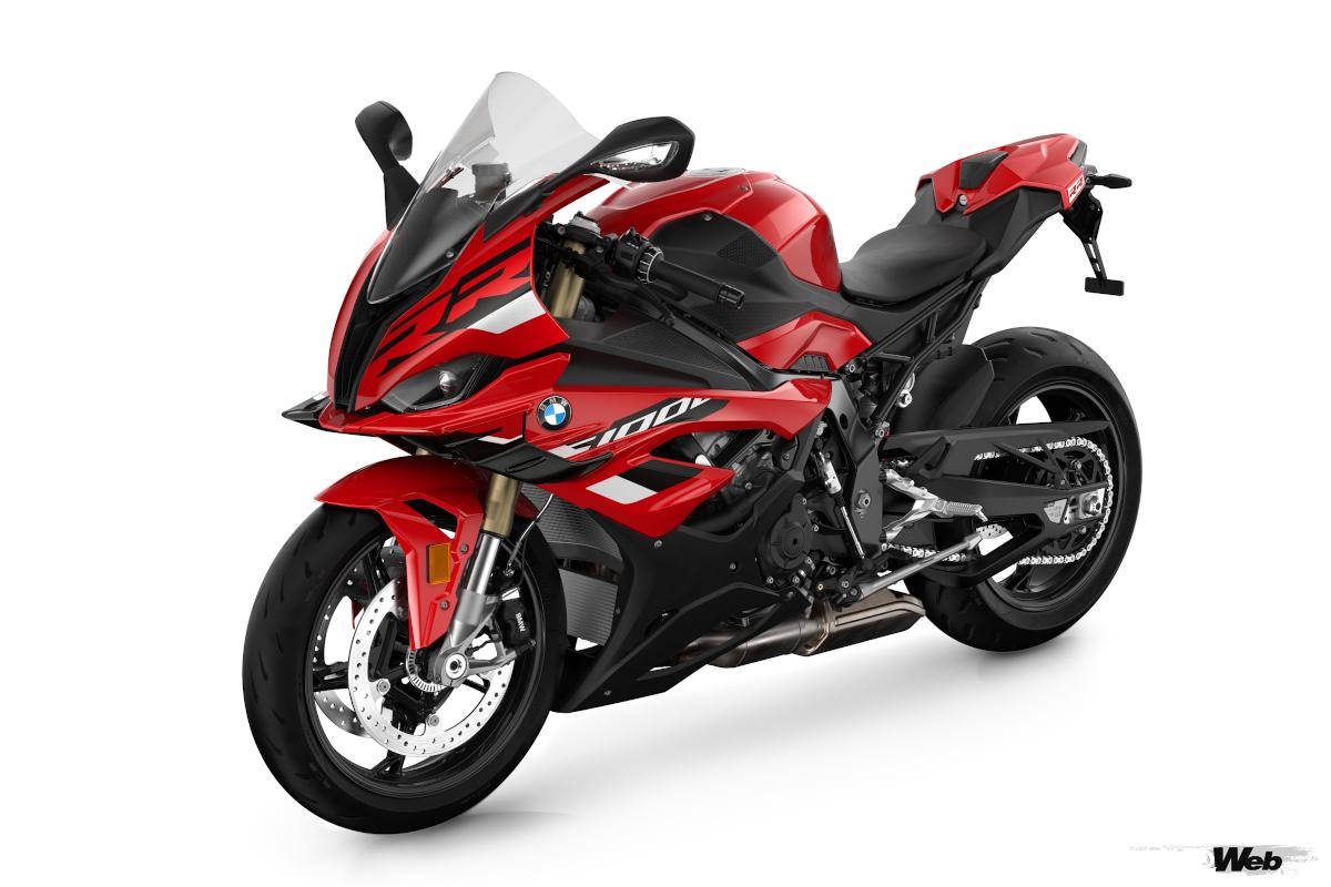 モデルチェンジした2023年型のS1000RR。2021年型M1000RRのようなウイングレットを装備するのが外観上の大きな変更点。エンジンも210psへとパワーアップし、M1000RRとの差が少なくなった。またステアリング・アングル・センサーによるスライドコントロール機能を搭載し、後輪のスリップによるドリフト走行が可能になった(もちろん誰でもドリフトできるわけではない)。241万3000円。