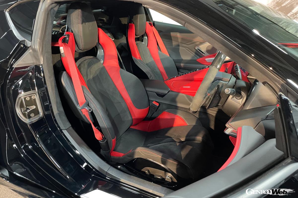 標準のコルベット同様に右ハンドル。トリムはアドレナリンレッドの1パッケージ。