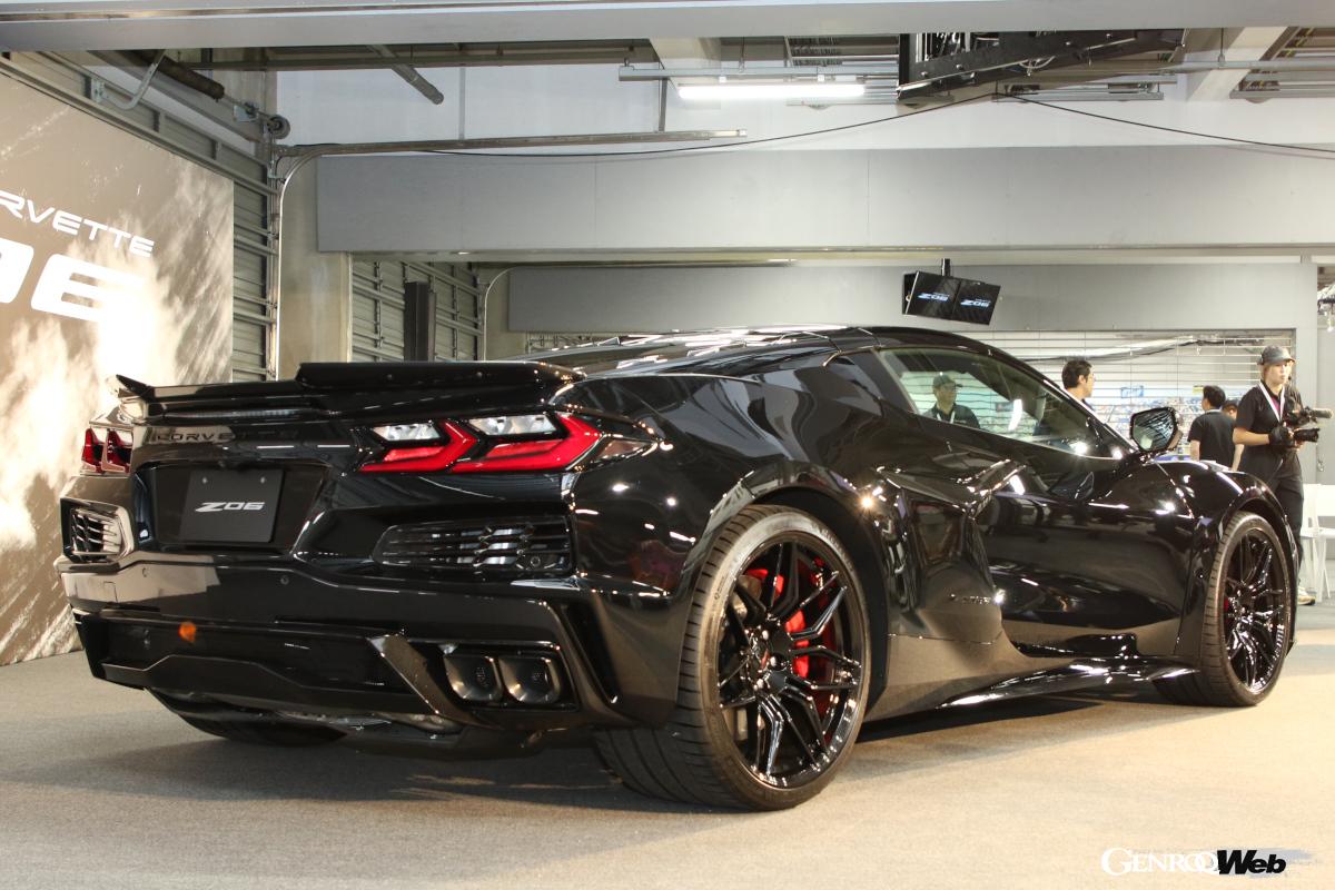 ひと目でハイパフォーマンスを予感させるワイドボディ。ベースとなるコルベットから全幅を85mm拡大している。搭載されるエンジンは5.5リッターV型8気筒自然吸気エンジン「LT6」となる。
