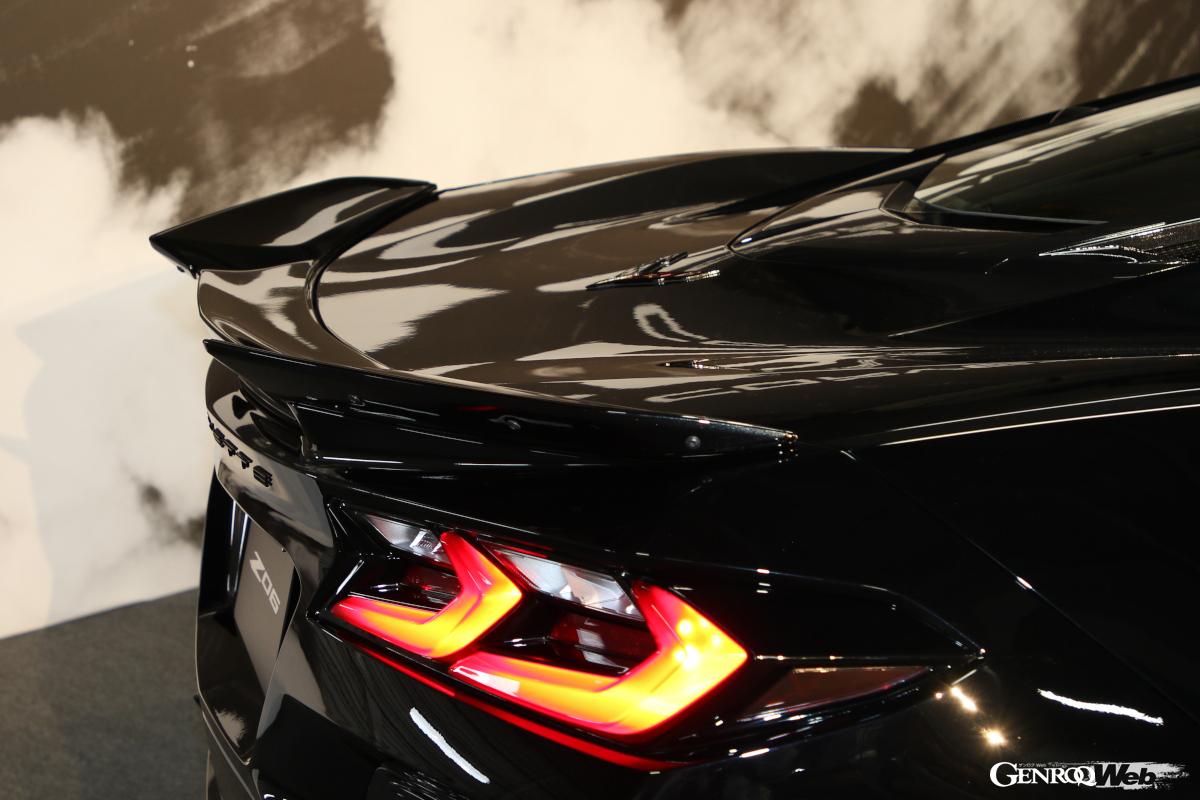 300km/h走行時に約164kgのダウンフォースを発揮するリヤスポイラー。