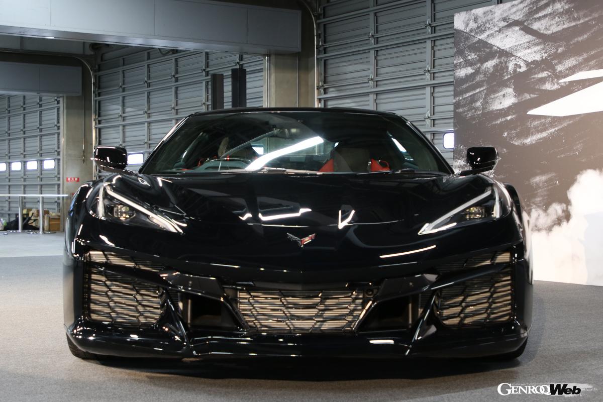ひと目でハイパフォーマンスを予感させるワイドボディ。ベースとなるコルベットから全幅を85mm拡大している。搭載されるエンジンは5.5リッターV型8気筒自然吸気エンジン「LT6」となる。