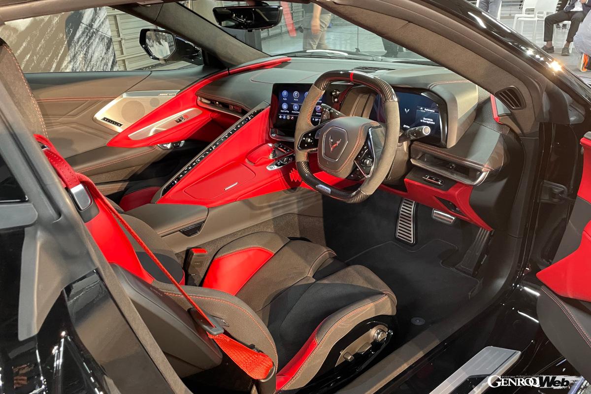 標準のコルベット同様に右ハンドル。トリムはアドレナリンレッドの1パッケージ。