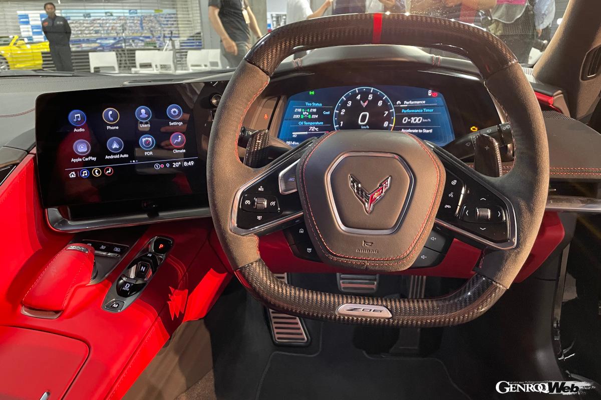 標準のコルベット同様に右ハンドル。トリムはアドレナリンレッドの1パッケージ。