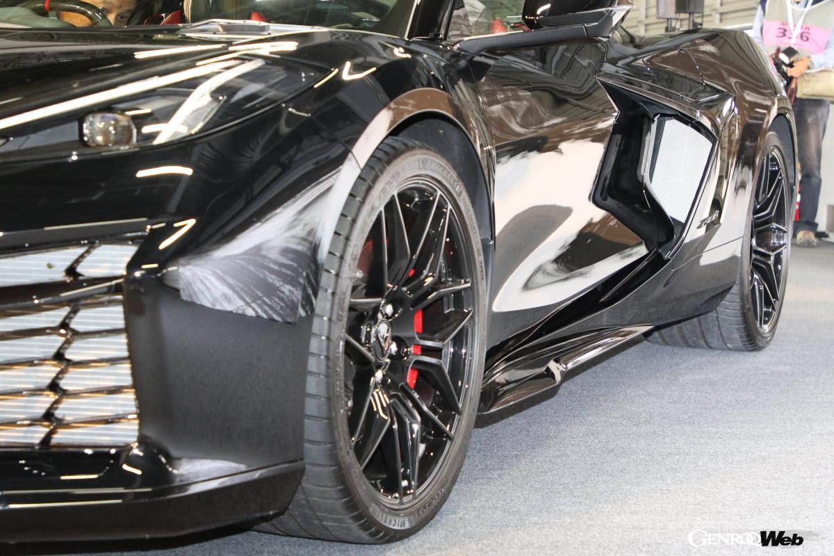 装着されるのはフロント275/30ZR20、リヤ345/25ZR21のワイドタイヤ。巨大化したサイドエアベントなどで冷却性能は大幅に向上した。