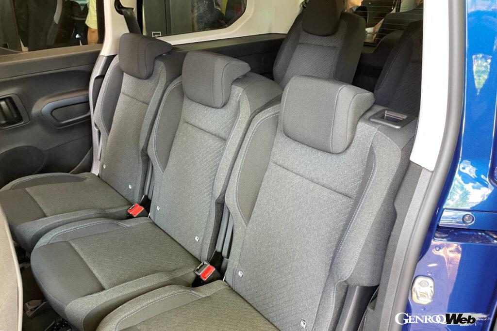 2列目には3座独立式リヤシートを採用。ゆったりとした3名分の座面幅が確保されており、長距離ドライブでも疲れにくいインテリアを実現した。