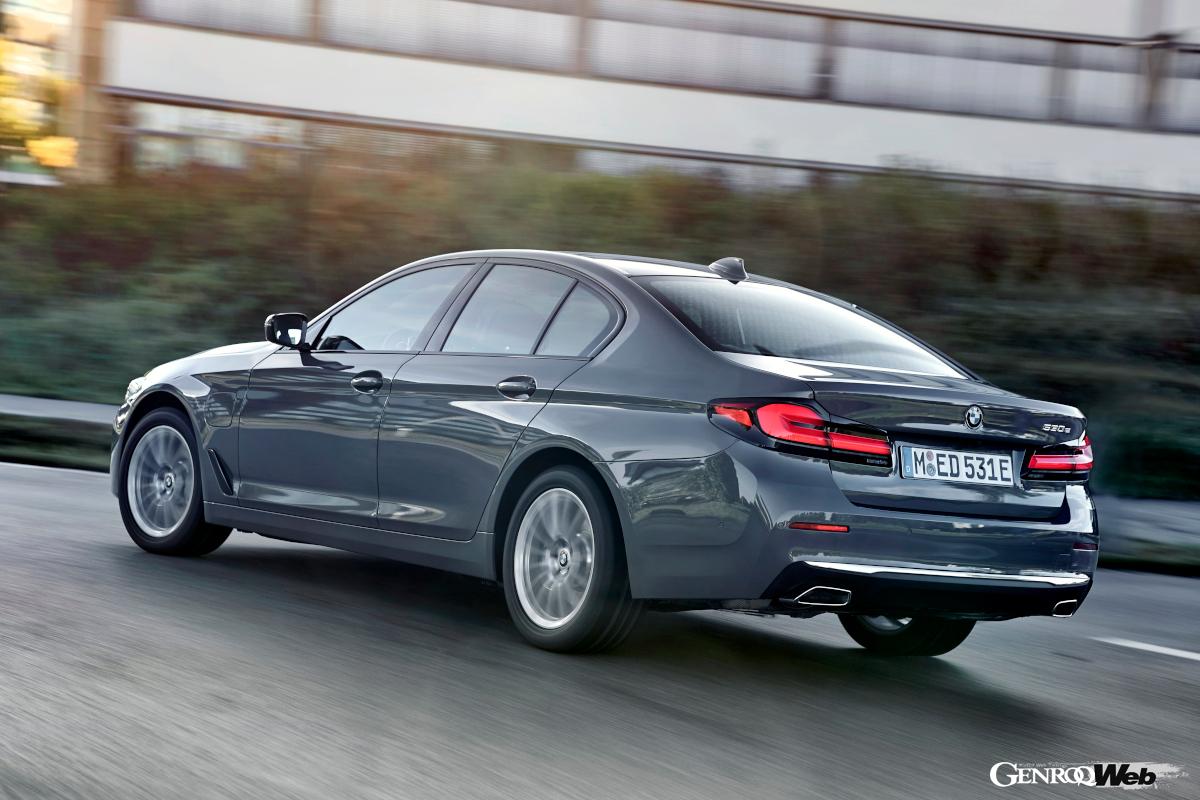 Eクラスは1速多い9速ATを持つ。一方で5シリーズは200kg以上軽量なので俊敏さが期待できる。