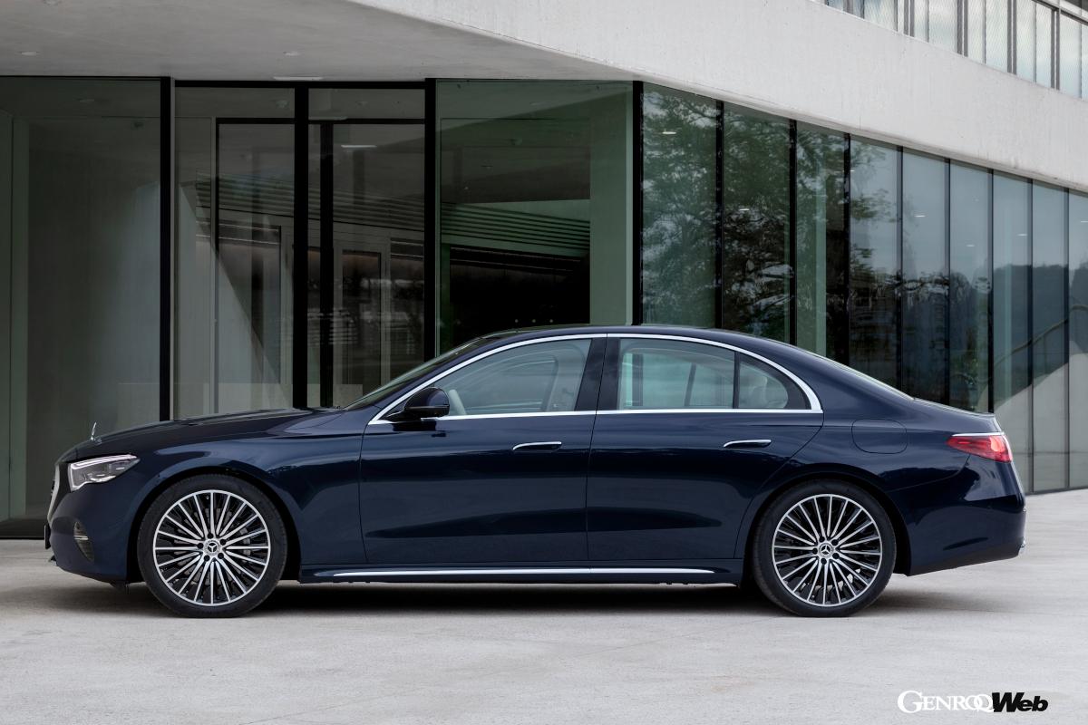 新型Eクラスのホイールベースは22mm延長されたが、それでも5シリーズと比べ14mm短い。一方、全幅と全高はいずれも約10mm差と大きな違いはない。