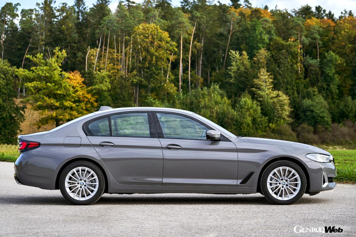 新型Eクラスのホイールベースは22mm延長されたが、それでも5シリーズと比べ14mm短い。一方、全幅と全高はいずれも約10mm差と大きな違いはない。