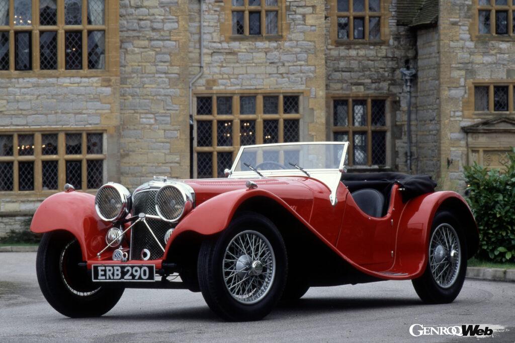 最高速100mph（約160km/h）を達成したSSジャガー100。エレガントでスポーティなスタイリングのオープン2シーターモデルだ。