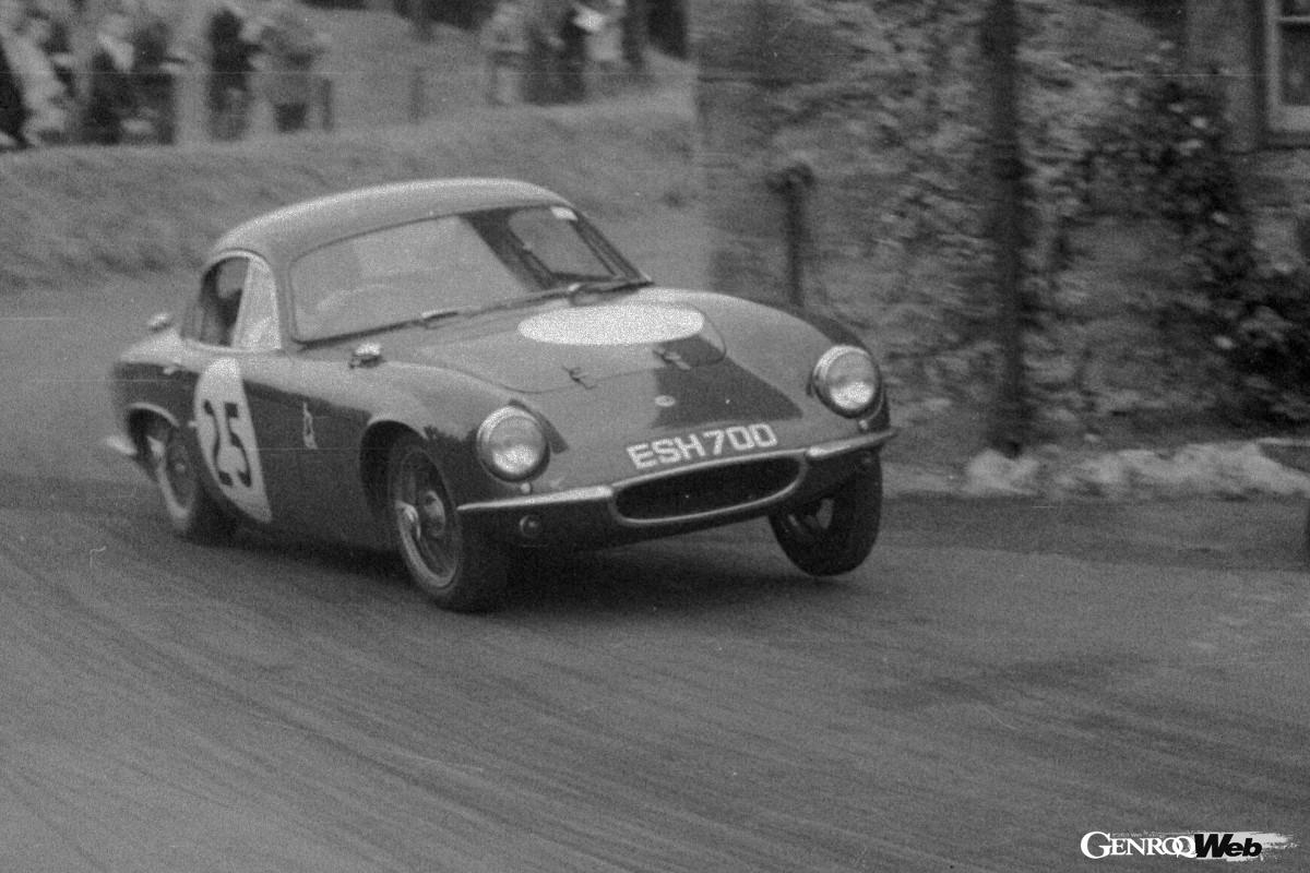 画期的なFRPモノコックをもつエリート。ヒルクライムイベントに参加したドライバーはジム・クラーク。