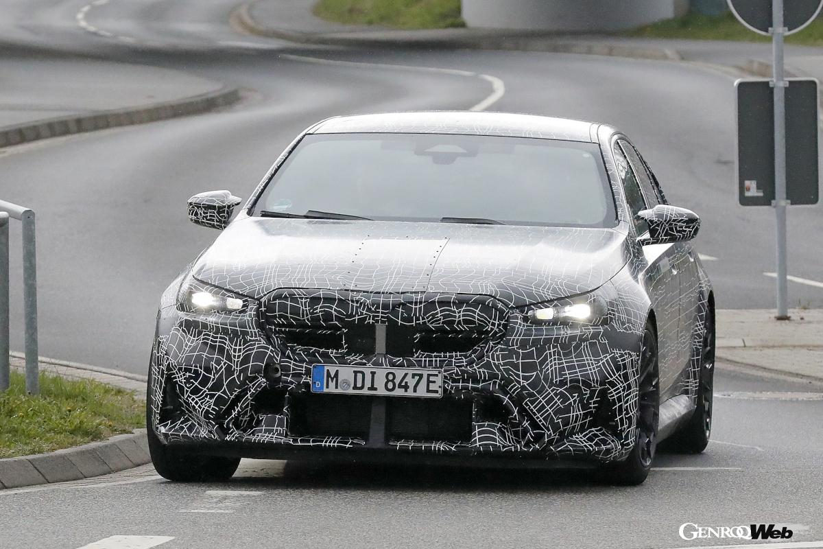 カモフラージュされてはいるが、フロントの印象的なデザインが見える