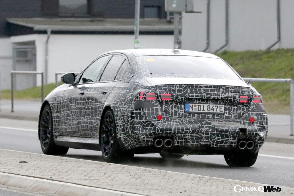 リヤバンパーの上、右側に貼られたelectrified vehicleのステッカー。