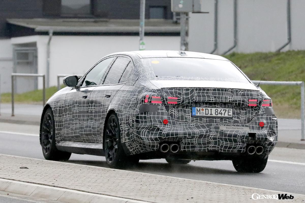 リヤバンパーの上、右側に貼られたelectrified vehicleのステッカー。