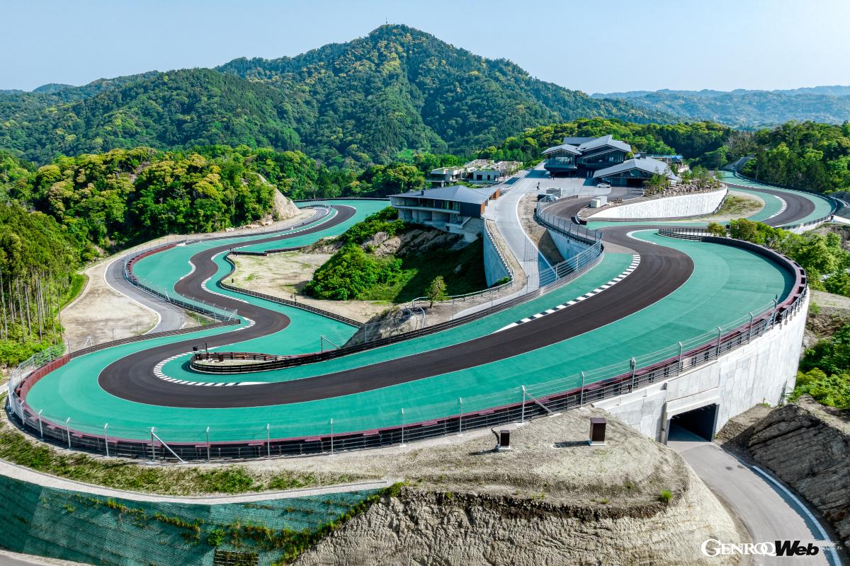 テクニカルな最終セクションの後に控える最終コーナー。右上に見えるのがクラブハウスである。