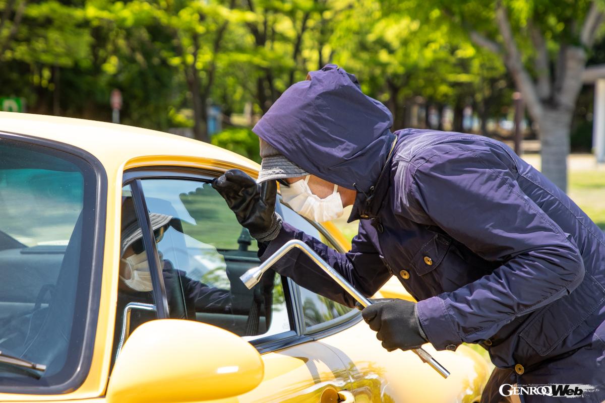 本当にお粗末なクラシックスポーツカーのセキュリティ。窃盗のプロの連中の手にかかったらひとたまりもない。バール片手に白昼堂々盗難するケースはないと思いたいが……。