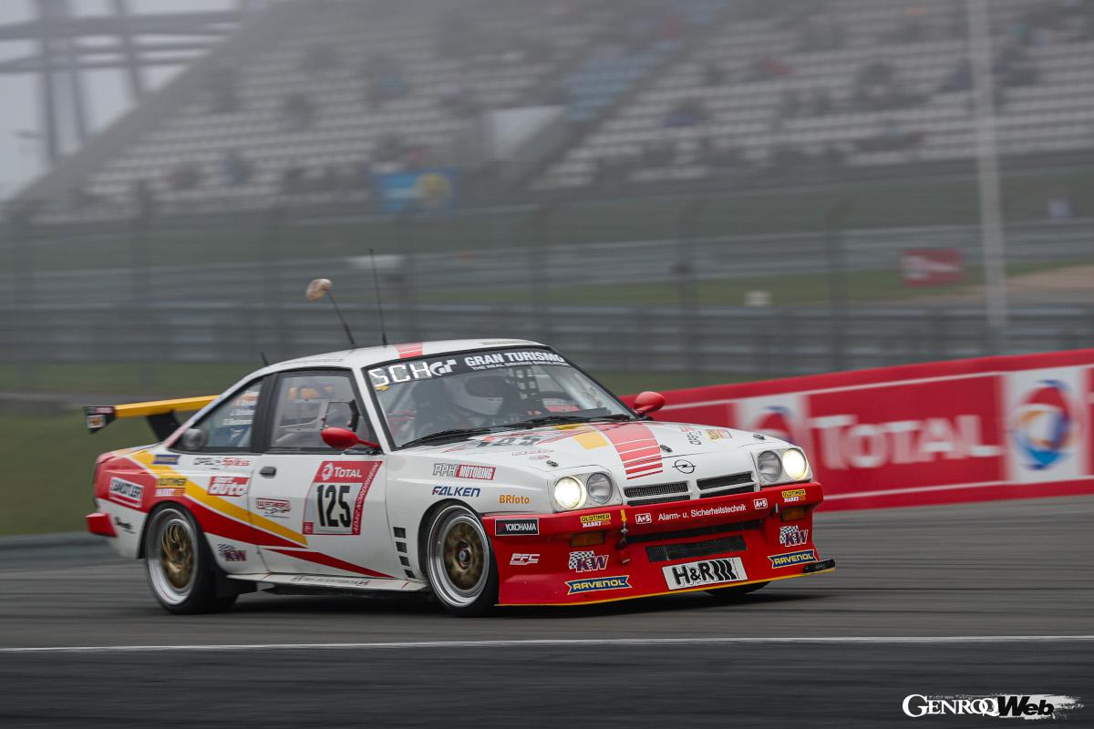 SP4TクラスにはスバルSTIが新型WRXで参戦、7勝目を目指す。ニュル24時間レースで最も多くのファンを持つオペル マンタも無事に再びニュルへとカムバックした。多くのプライベートチームが参加することも魅力だ。