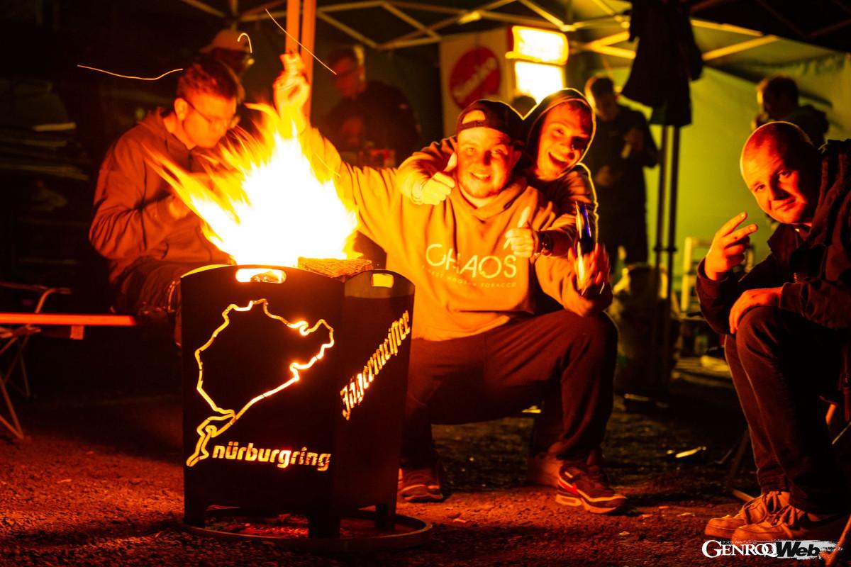 ビービール片手に楽しむBBQの煙はカルーセルの名物。ル片手に楽しむBBQの煙はカルーセルの名物。ビール片手に楽しむBBQの煙はカルーセルの名物。