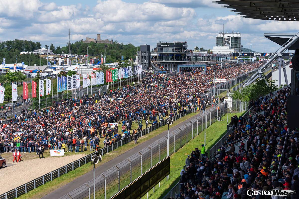 毎年20万人以上の観客を集めるニュル24時間。参加する方もまるでお祭りのようだ。