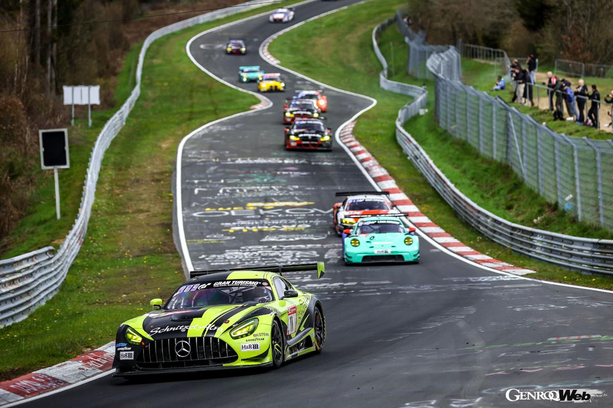 世界各国からこのレースのために毎年20万人以上の観客がこの小さなアイフェル地方へと押し寄せる。