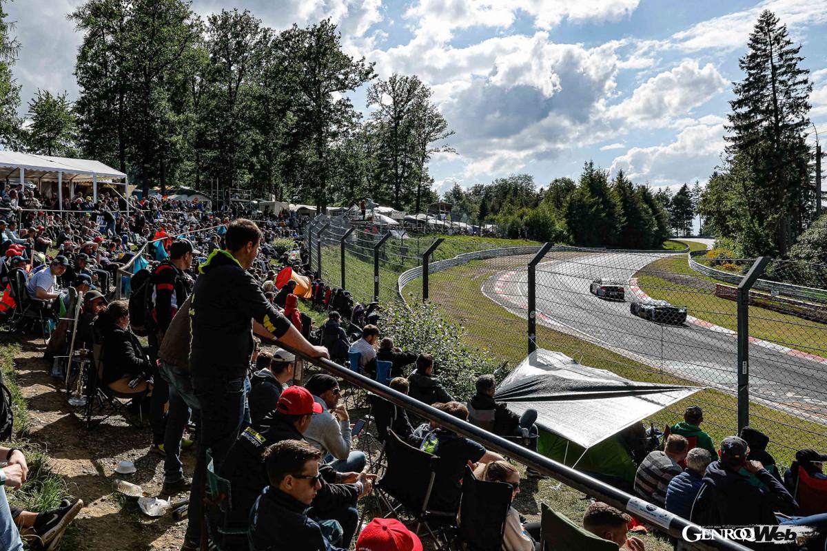 ビール片手に楽しむBBQの煙はカルーセルの名物。観戦しやすさもニュル24時間の魅力だ。