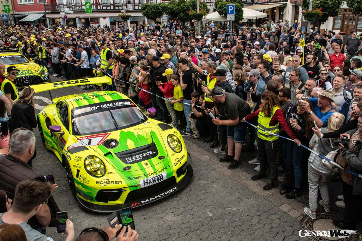 世界各国からこのレースのために毎年20万人以上の観客がこの小さなアイフェル地方へと押し寄せる。