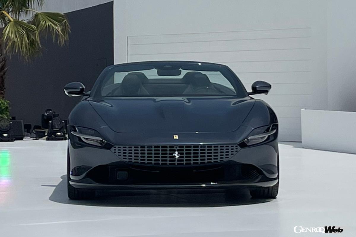 クリーンなエクステリアデザインは、エレガントなミニマリズムを生かすべく、エアベントなどの不要な装飾を一切排除した。