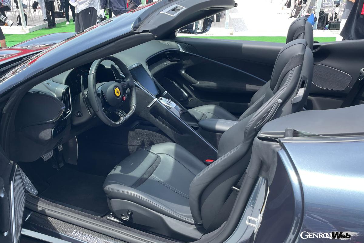 室内は、ドライバーズシートとパッセンジャーシートが、それぞれ独立した空間を持つ、フェラーリ伝統の「デュアルコクピット」が貫かれた。