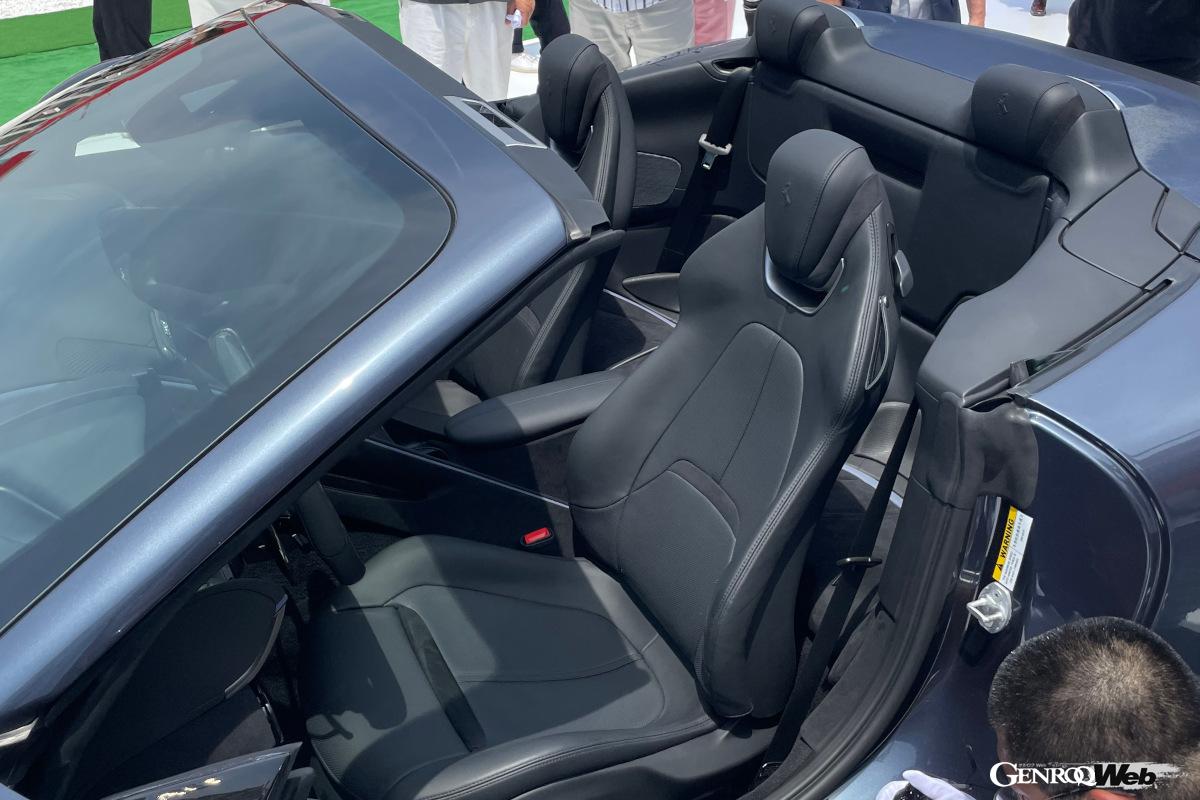 室内は、ドライバーズシートとパッセンジャーシートが、それぞれ独立した空間を持つ、フェラーリ伝統の「デュアルコクピット」が貫かれた。