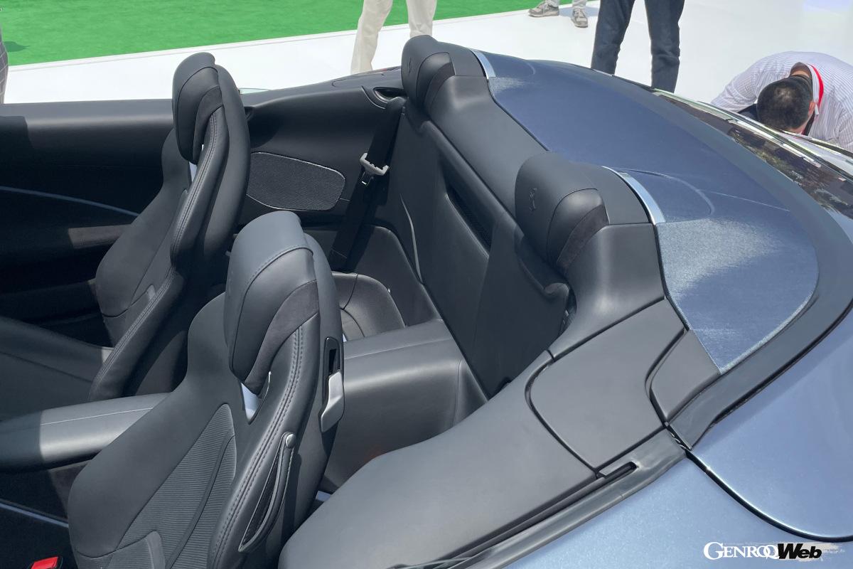 室内は、ドライバーズシートとパッセンジャーシートが、それぞれ独立した空間を持つ、フェラーリ伝統の「デュアルコクピット」が貫かれた。