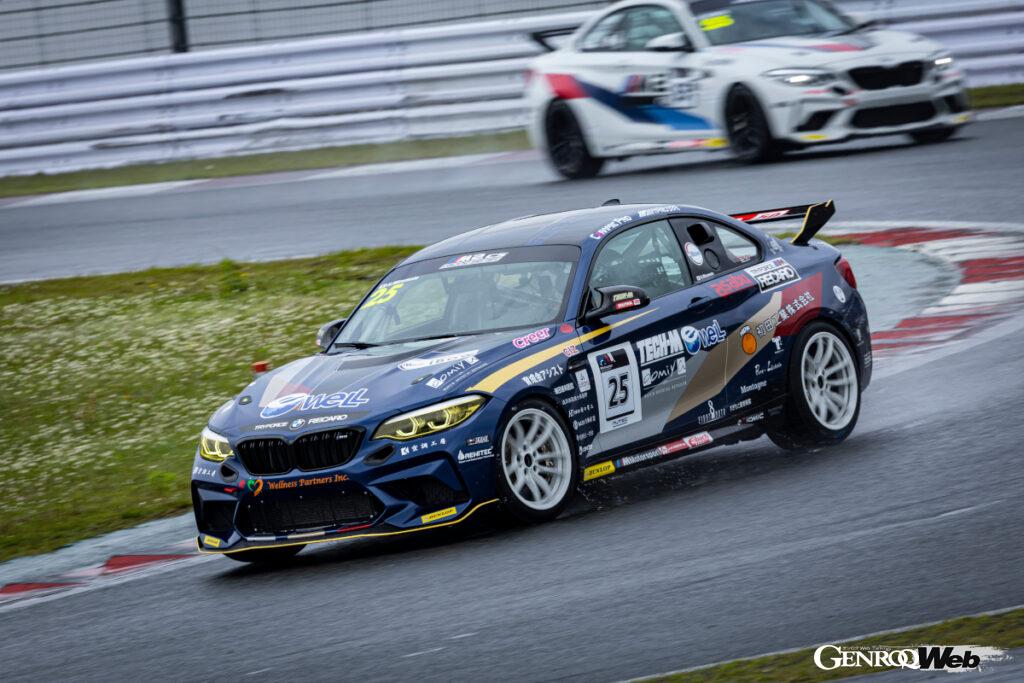 予選のウエットセットからドライセットへの変更を決めたが、スタート前20分の土砂降りで再びウエットセットへ。水元は完璧な蹴り出しで1コーナーを制すると、危なげなくトップフィニッシュした。