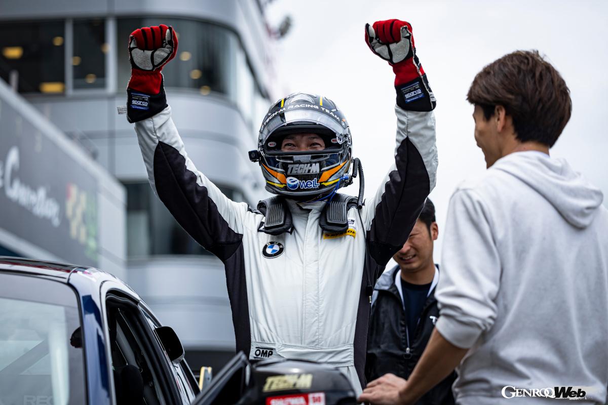 予選のウエットセットからドライセットへの変更を決めたが、スタート前20分の土砂降りで再びウエットセットへ。水元は完璧な蹴り出しで1コーナーを制すると、危なげなくトップフィニッシュした。