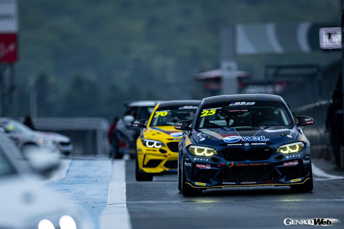 予選のウエットセットからドライセットへの変更を決めたが、スタート前20分の土砂降りで再びウエットセットへ。水元は完璧な蹴り出しで1コーナーを制すると、危なげなくトップフィニッシュした。