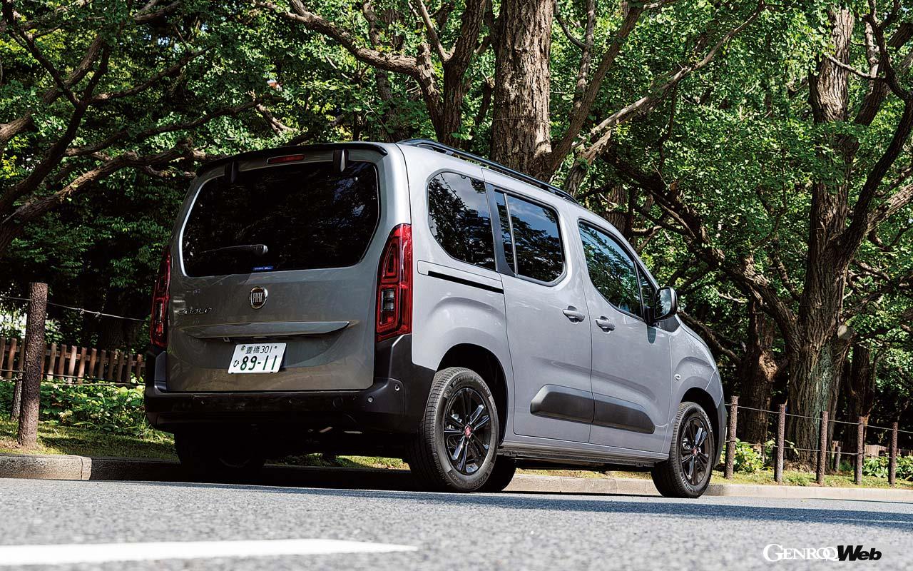 写真の5人乗り仕様（399万円）と7人乗り仕様（429万円）の2タイプのボディを設定する。