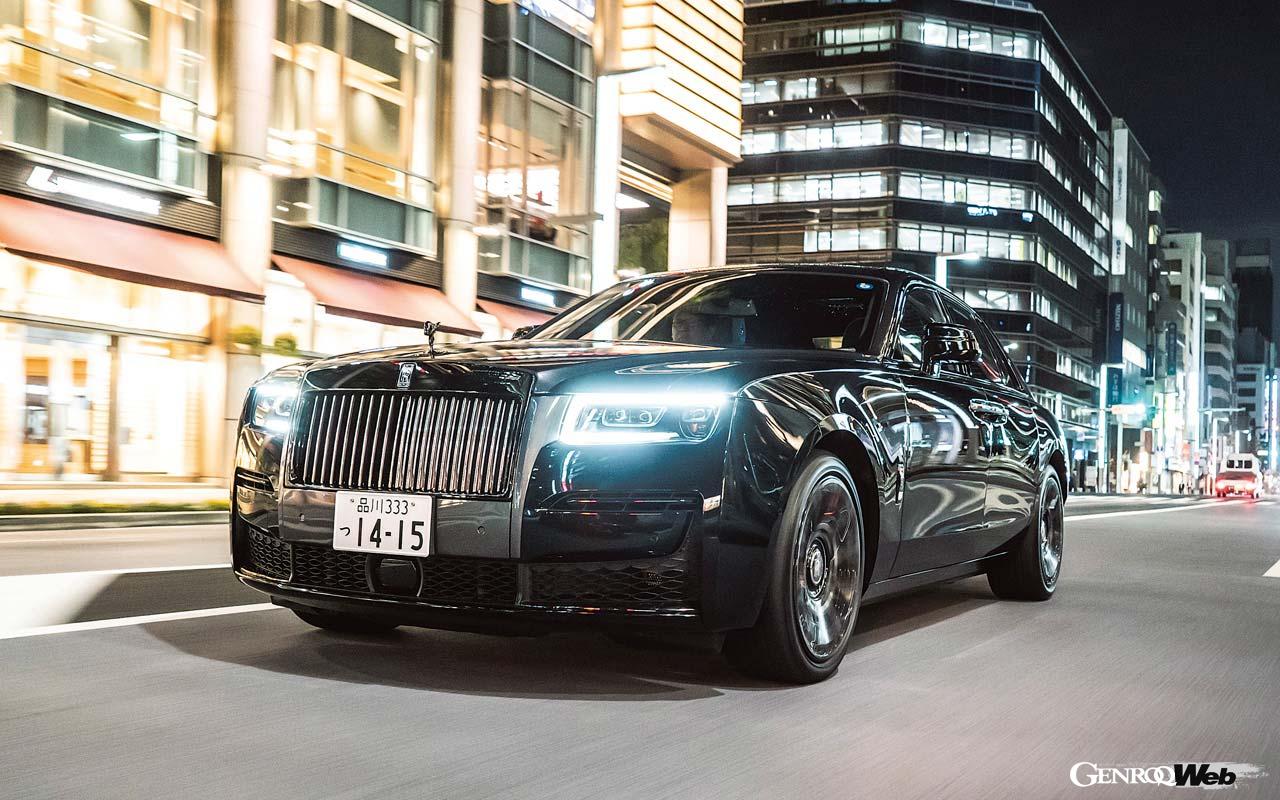 光りモノパーツがすべてダークメッキとされたブラックバッジはなんとも言えない迫力が漂う。夜はLEDの光がパルテノングリルを彩る。