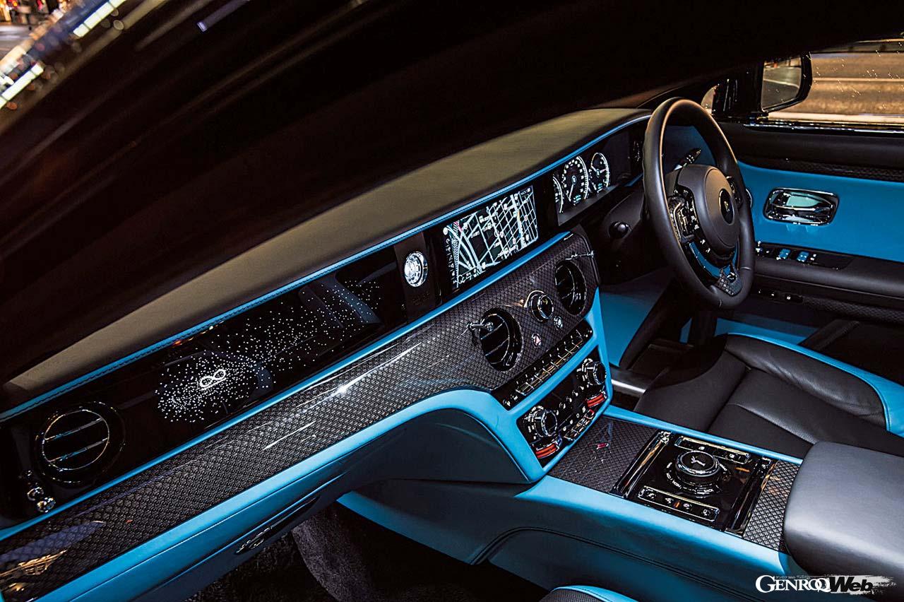 比較的コンサバティブなインテリアデザインがロールス・ロイスらしさ。助手席前のパネルにもLEDの照明が灯る。エアコン吹き出し口は金属製だ。