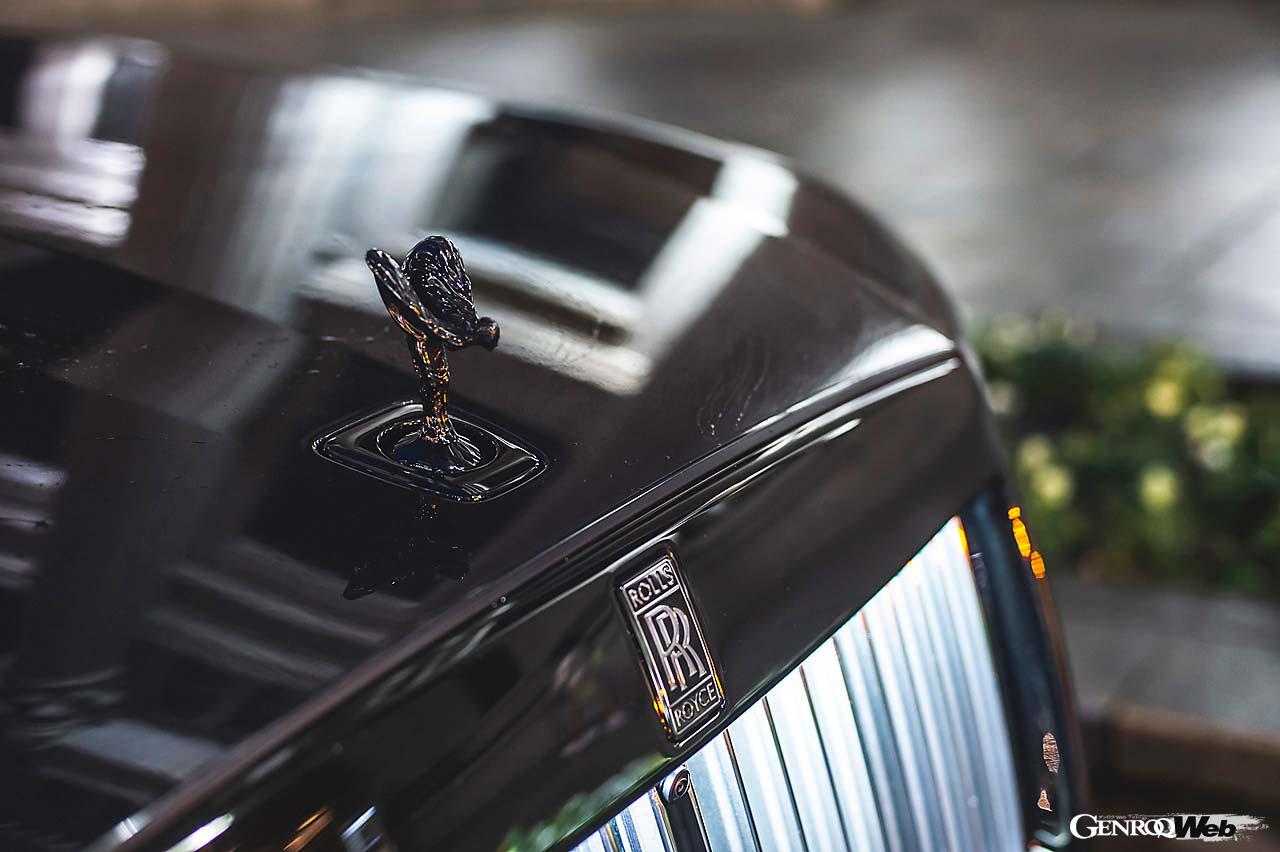 光りモノパーツがすべてダークメッキとされたブラックバッジはなんとも言えない迫力が漂う。夜はLEDの光がパルテノングリルを彩る。