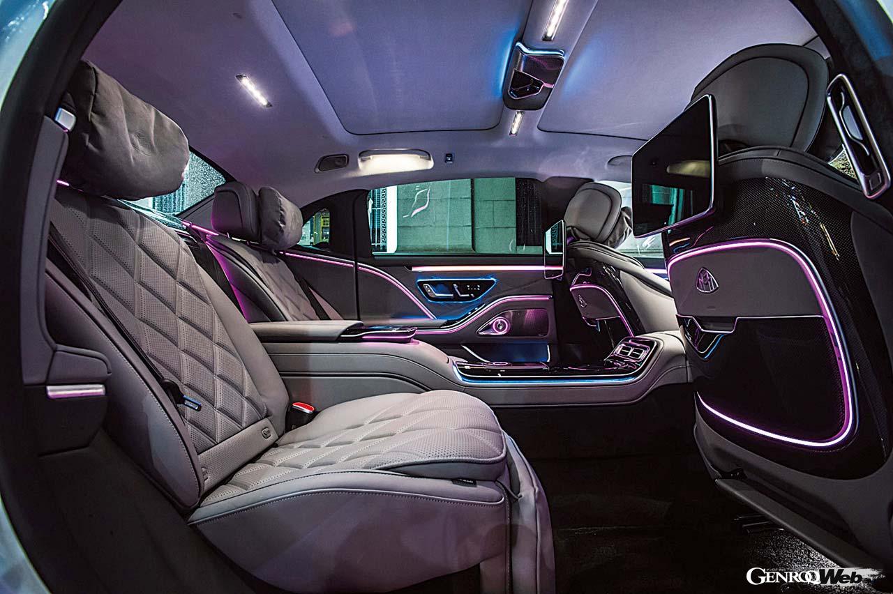 前席シートバックにもイルミネーションが備わるインテリア。およそ考えられるすべての装備が備わっている。