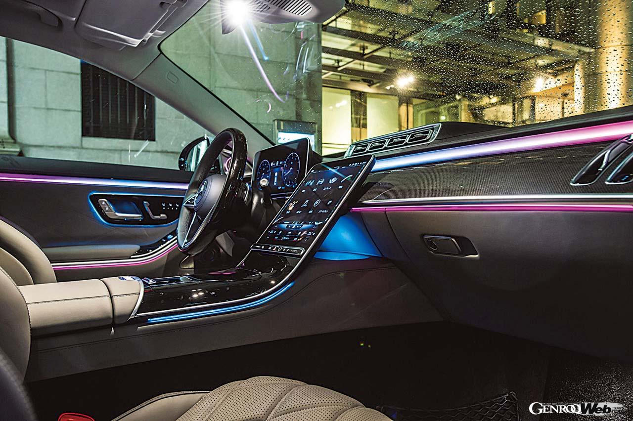 ダイヤモンドデザインのステッチが施されたシートの表皮は上質なレザーで覆われる。中央の画面は12.8インチの有機ELパネル。