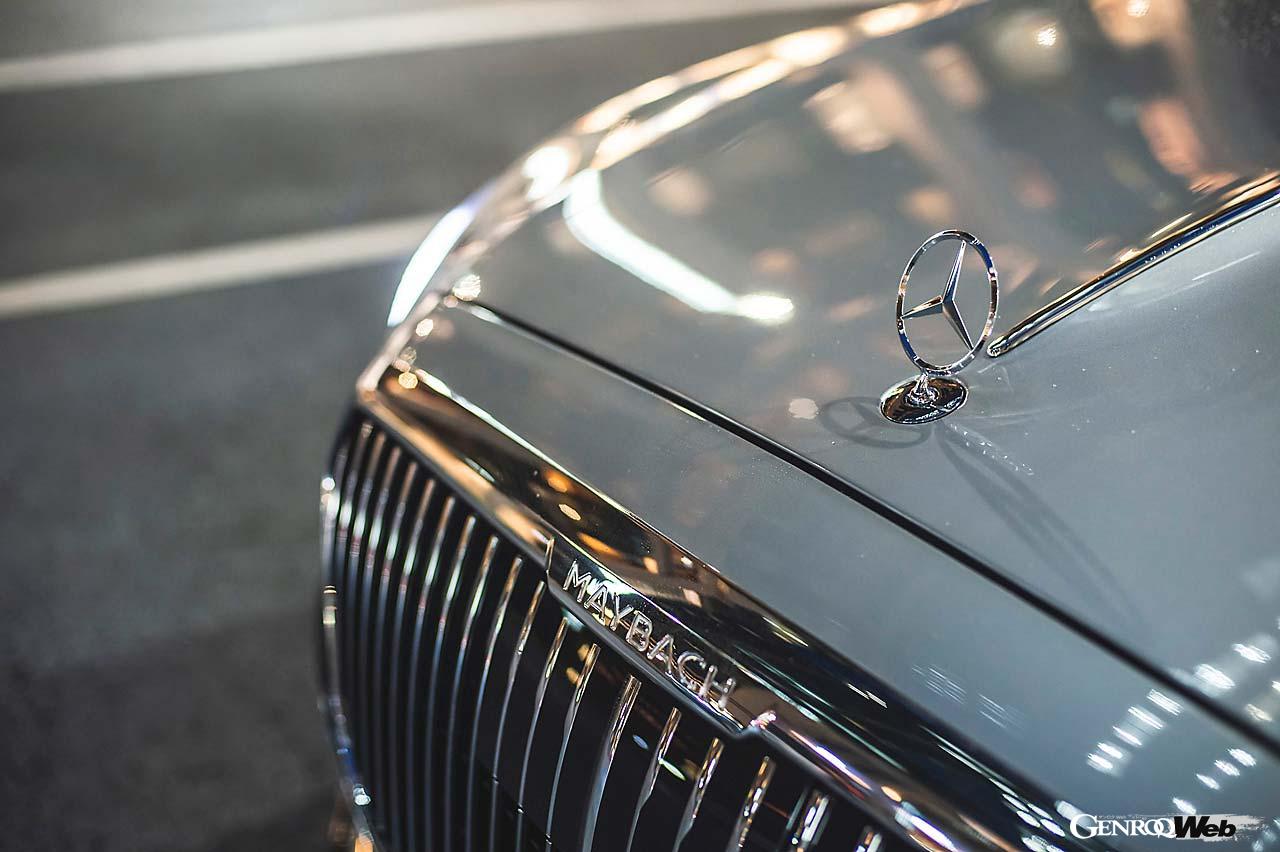 独特の縦格子のグリルなど、独自の表情を与えられるマイバッハ。ボンネットのセンターにはメッキのモールが加えられる。
