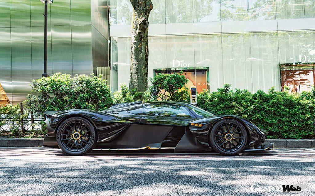 フォーミュラマシンにカウルを被せただけ、と言えるヴァルキリー。超特大のフロント&サイドウイング、剥き出しのサスアーム、大型トンネルのような特大ディフューザーなどが尋常でない迫力を醸し出す。