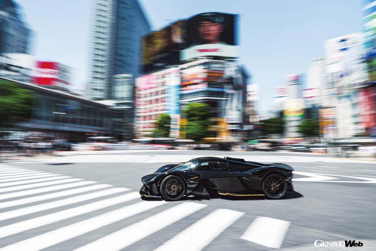 ヴァルキリーの注目度は凄まじい。最も大げさに喜んでくれるのは欧米からと思しき観光客だが、日本の皆さんもスーツ姿の方から若者も含めて、老若男女幅広い層がカメラを向けてくる。