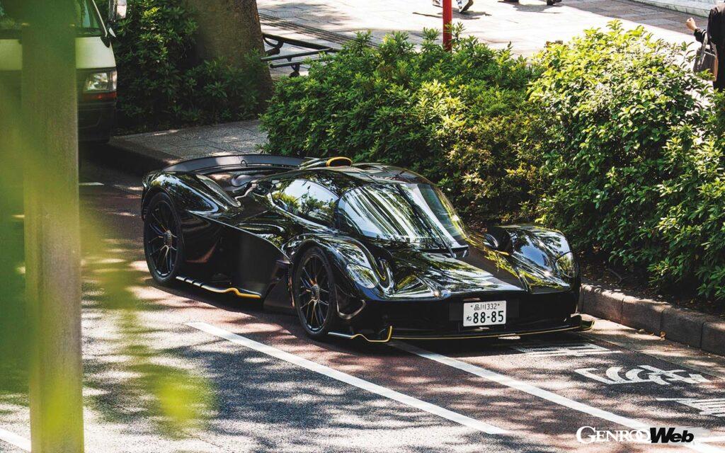 ミッドに搭載されるのはV型12気筒自然吸気レーシングエンジンだ。そこにモーターを組み込み、48Vバッテリーへのエネルギー回生と、スターターと動力アシストのためにハイブリッドとした。