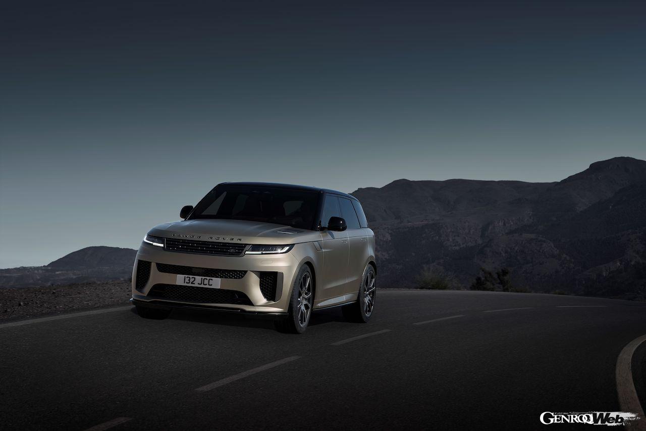 レンジローバースポーツ史上最速のスポーツモデル「レンジローバースポーツ SV」の走行シーン。