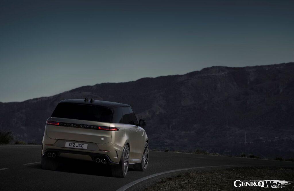 レンジローバースポーツ史上最速のスポーツモデル「レンジローバースポーツ SV」の走行シーン。